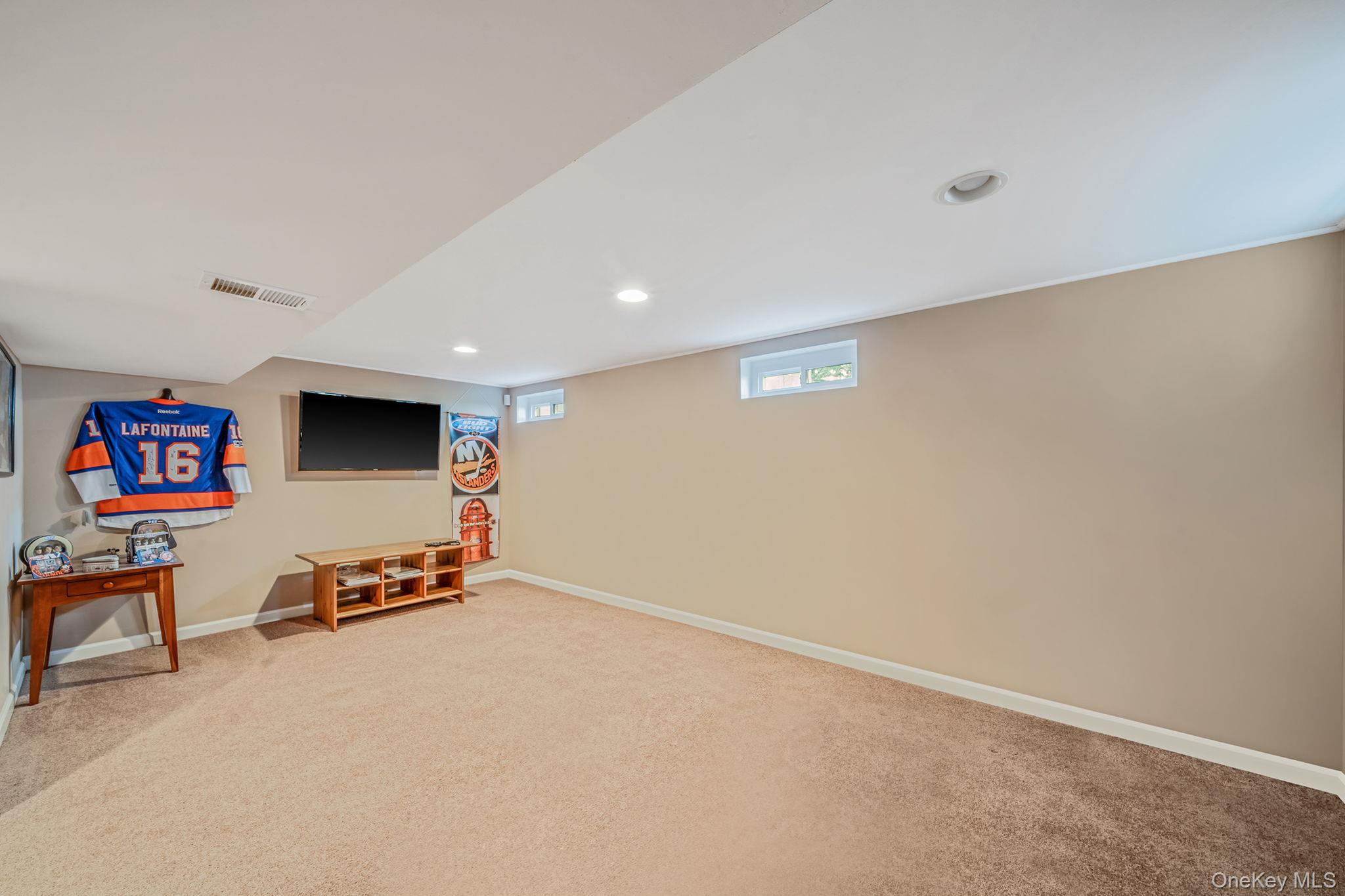 5 Hileen Drive, Kings Park, NY 11754