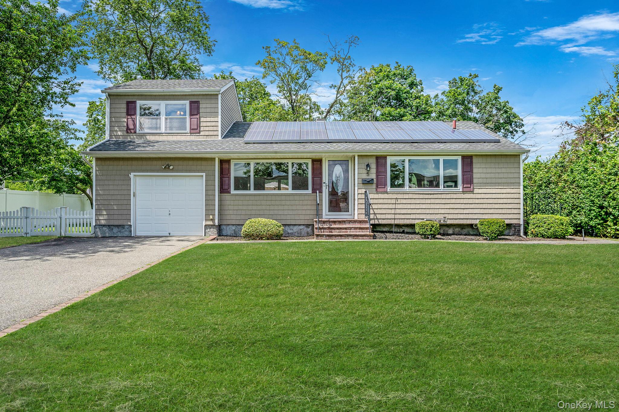 5 Hileen Drive, Kings Park, NY 11754