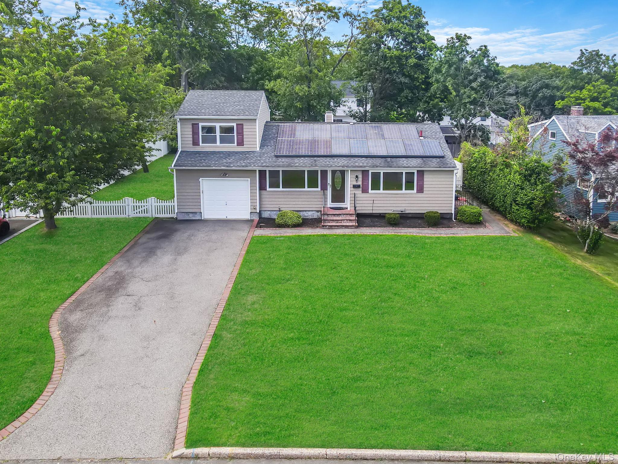 5 Hileen Drive, Kings Park, NY 11754
