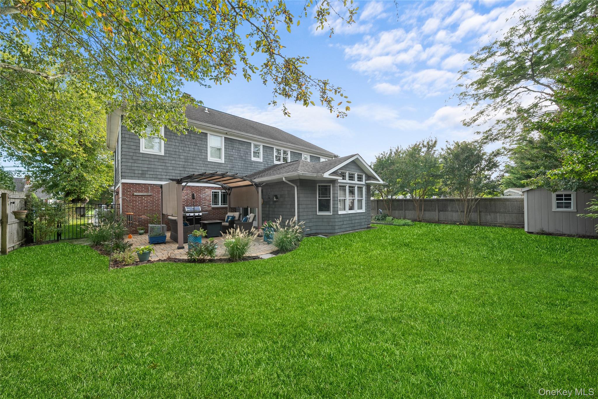 33 Robbins Avenue, Babylon, NY 11702