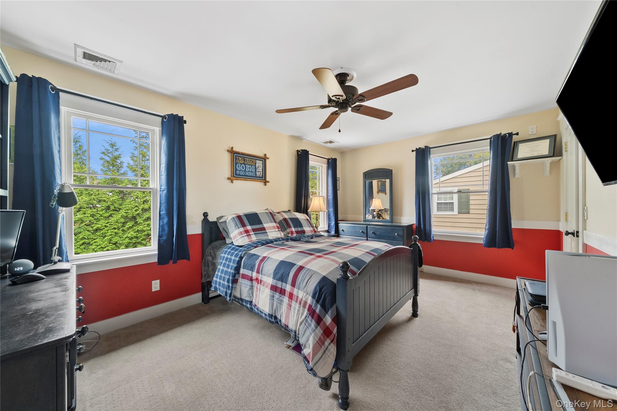 33 Robbins Avenue, Babylon, NY 11702