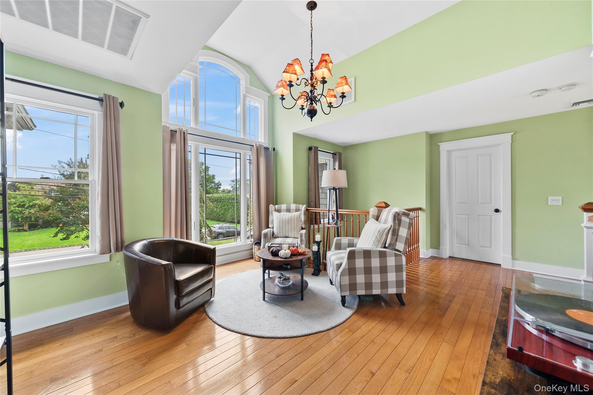 33 Robbins Avenue, Babylon, NY 11702