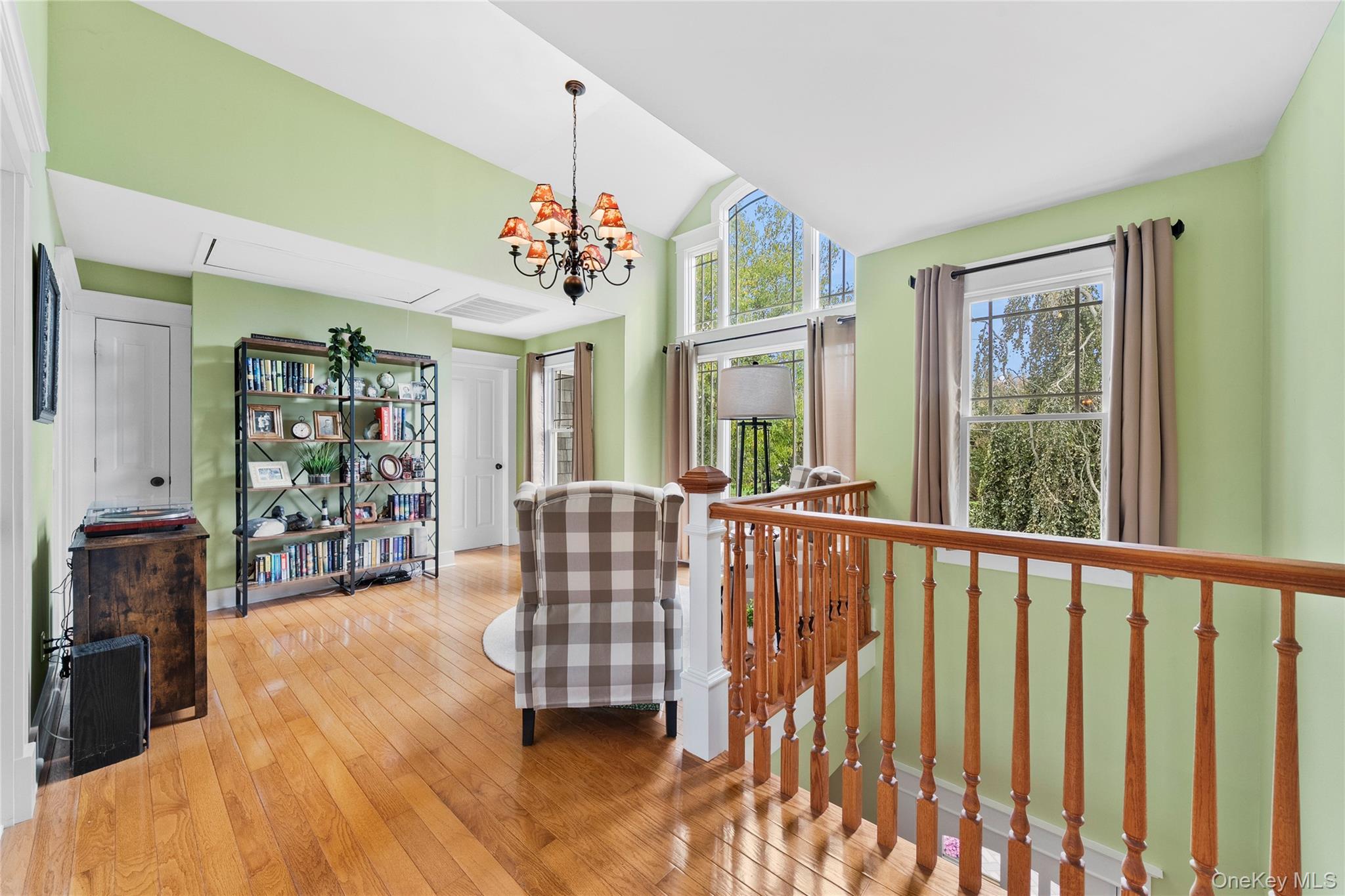 33 Robbins Avenue, Babylon, NY 11702