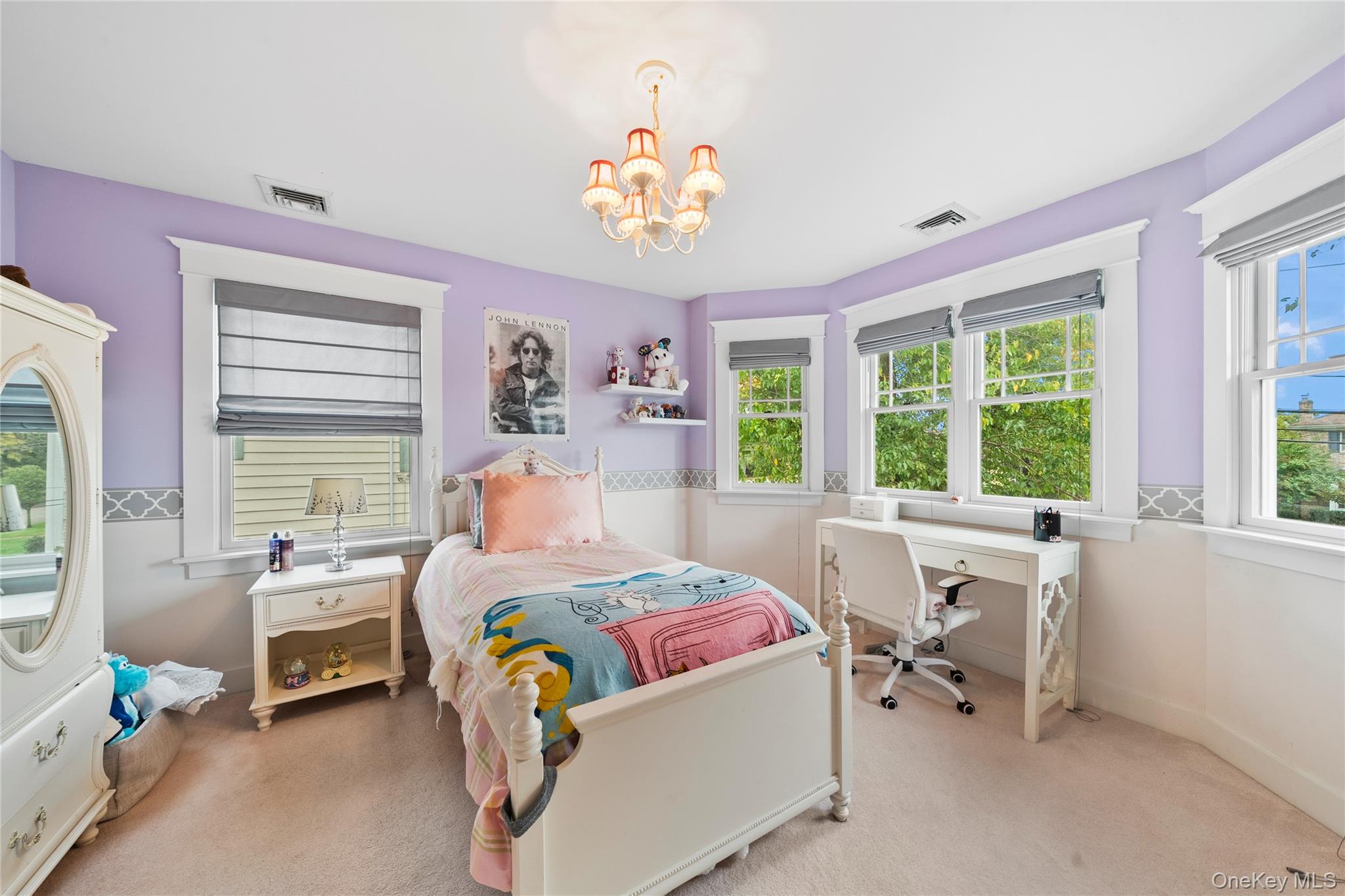 33 Robbins Avenue, Babylon, NY 11702