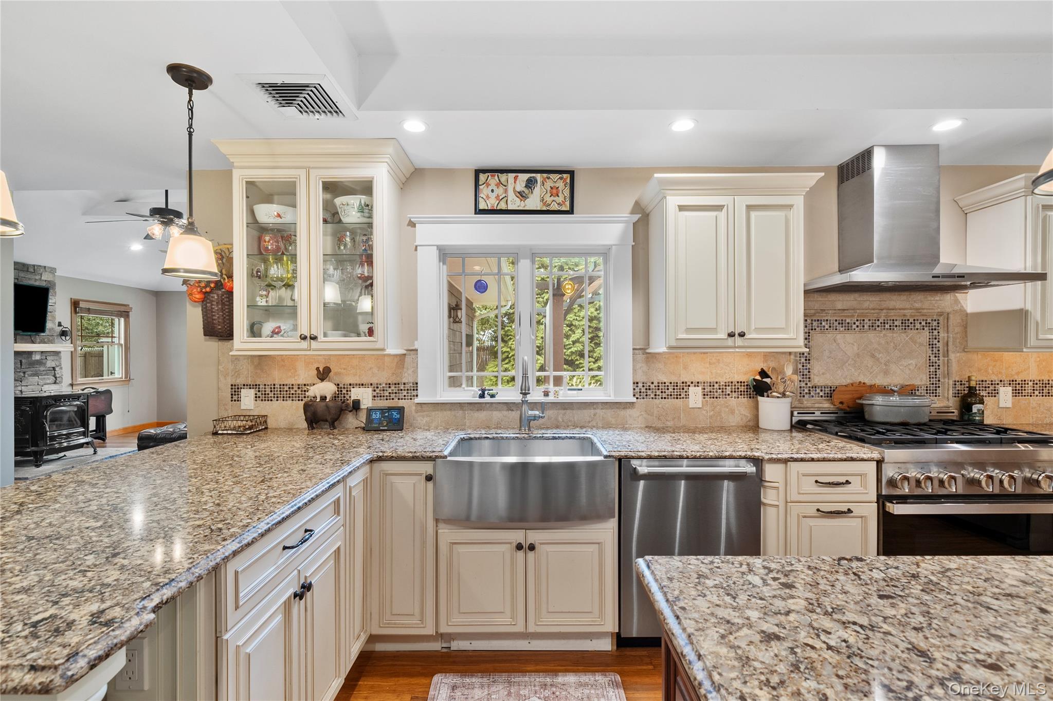 33 Robbins Avenue, Babylon, NY 11702