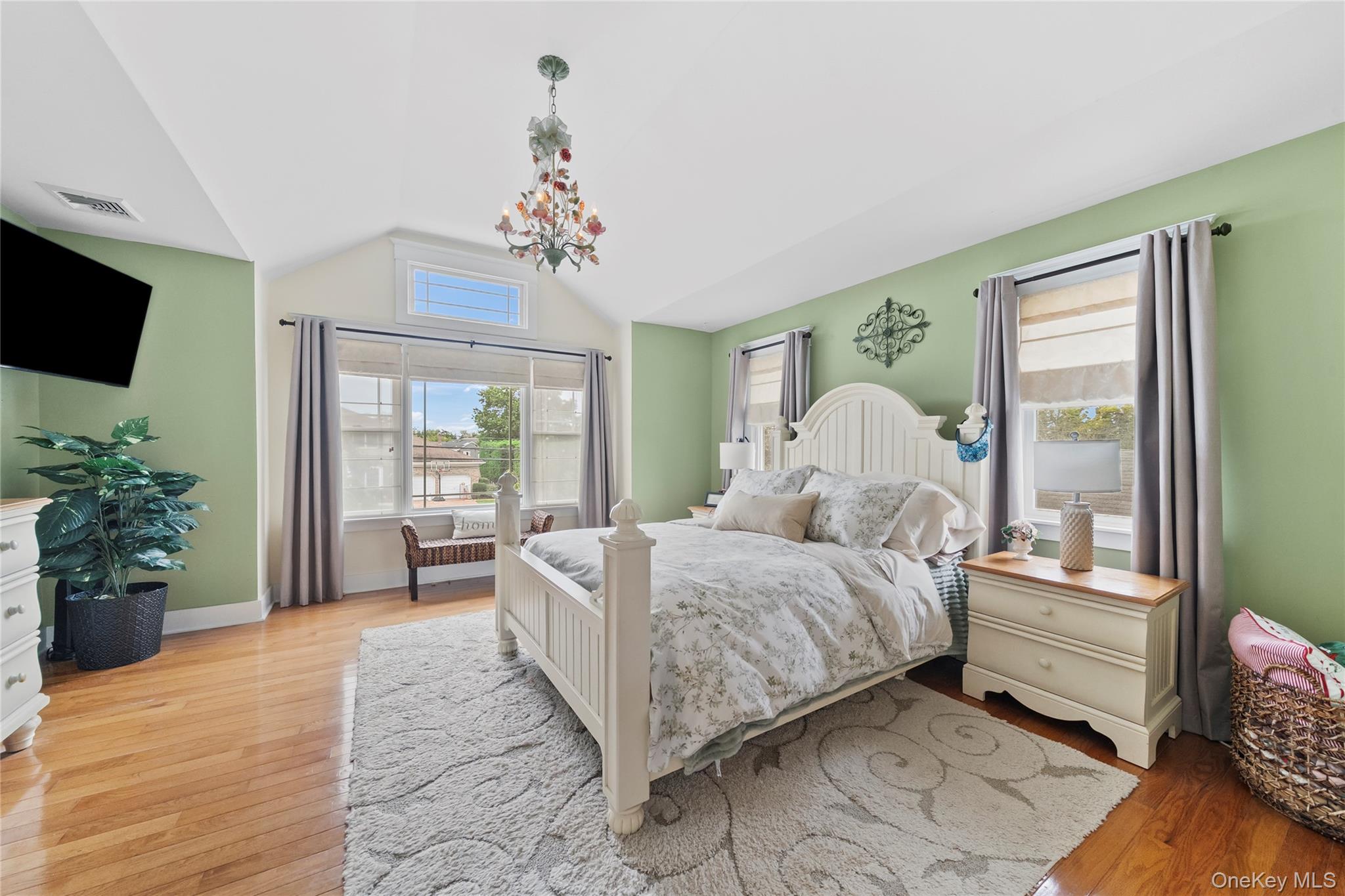 33 Robbins Avenue, Babylon, NY 11702