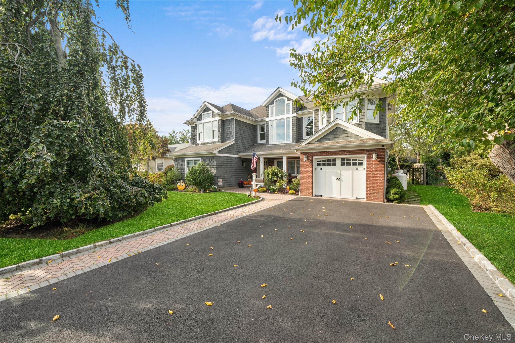 33 Robbins Avenue, Babylon, NY 11702