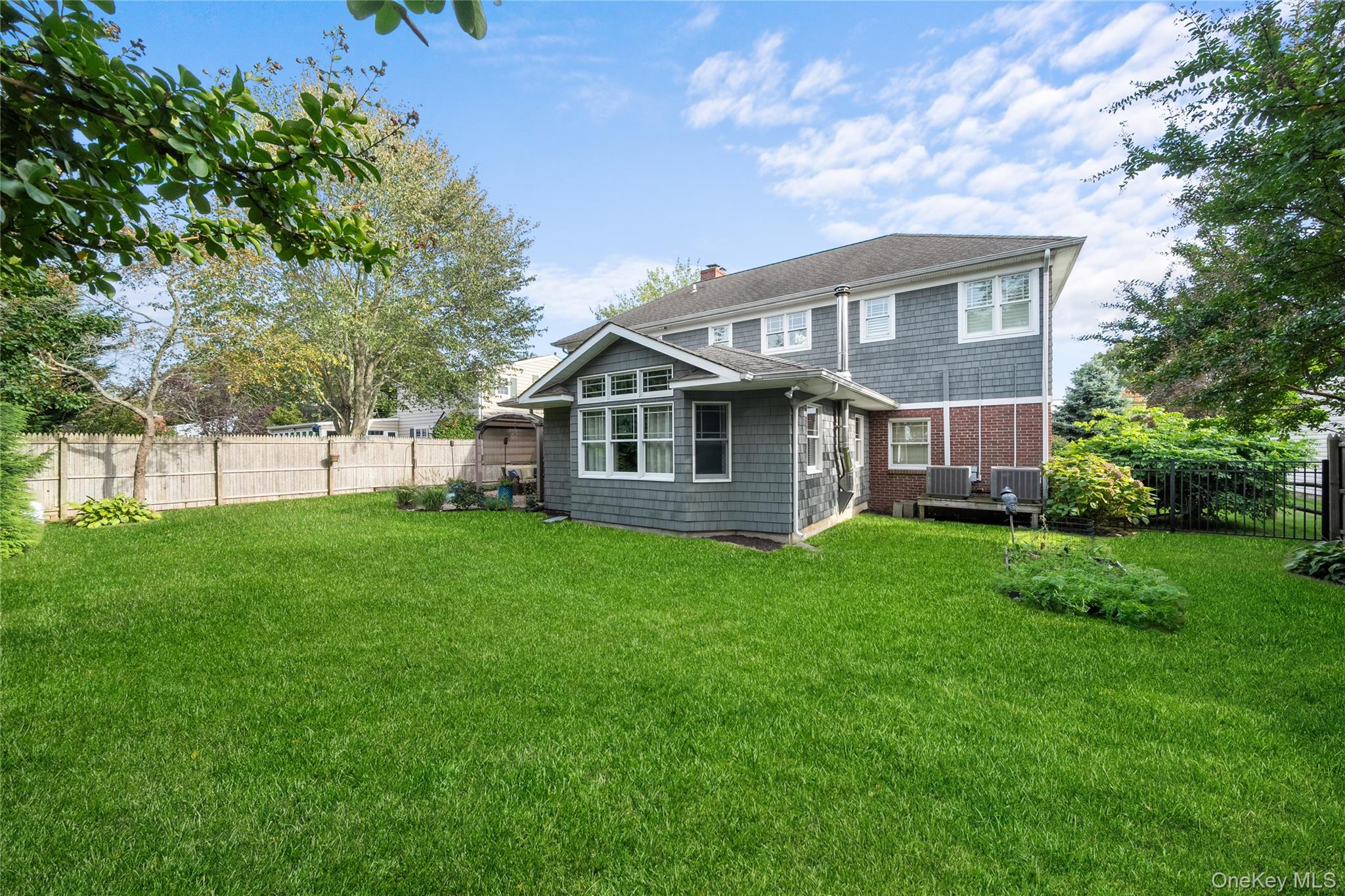 33 Robbins Avenue, Babylon, NY 11702