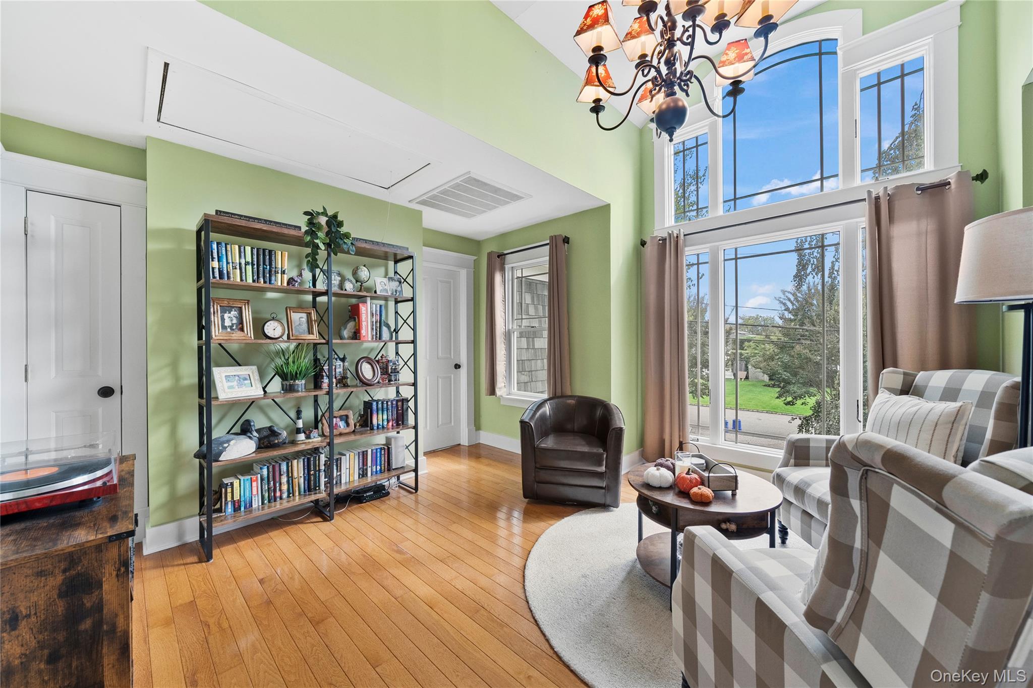 33 Robbins Avenue, Babylon, NY 11702