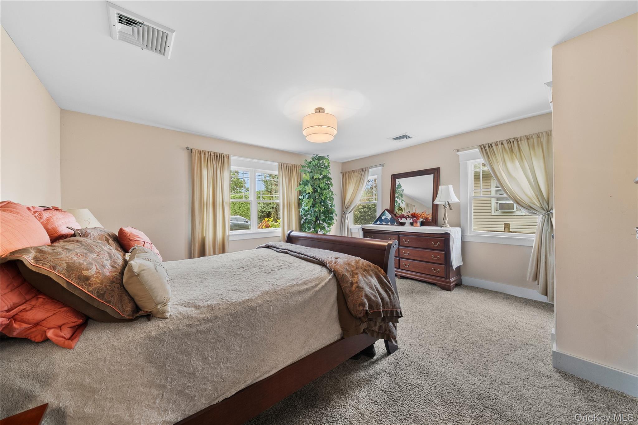 33 Robbins Avenue, Babylon, NY 11702