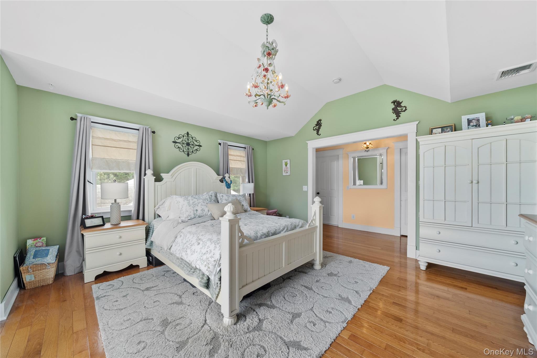 33 Robbins Avenue, Babylon, NY 11702