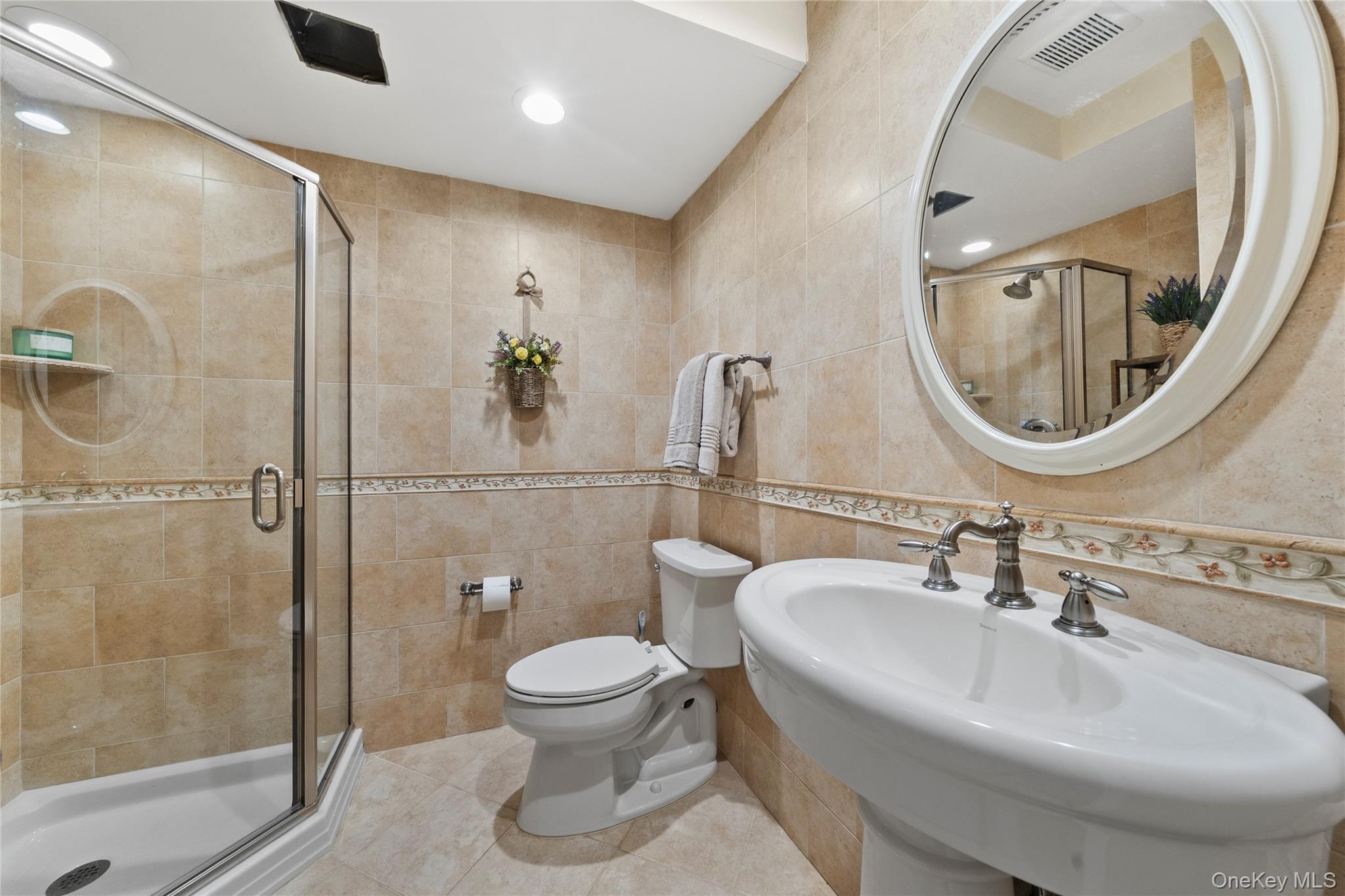 33 Robbins Avenue, Babylon, NY 11702