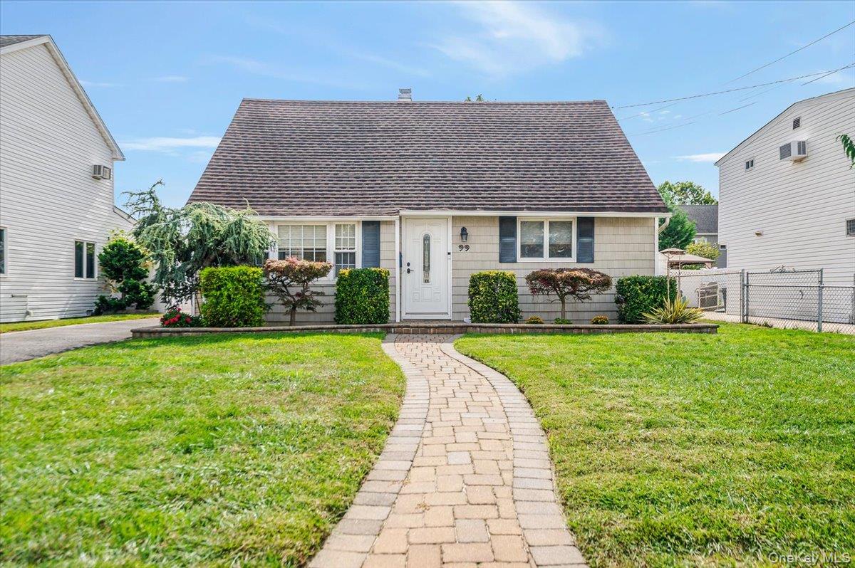 99 W Cortland Avenue, Oceanside, NY 11572