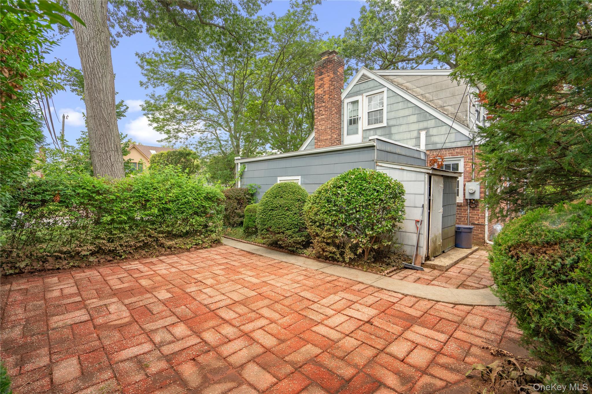 28 Redwood Road, New Hyde Park, NY 11040