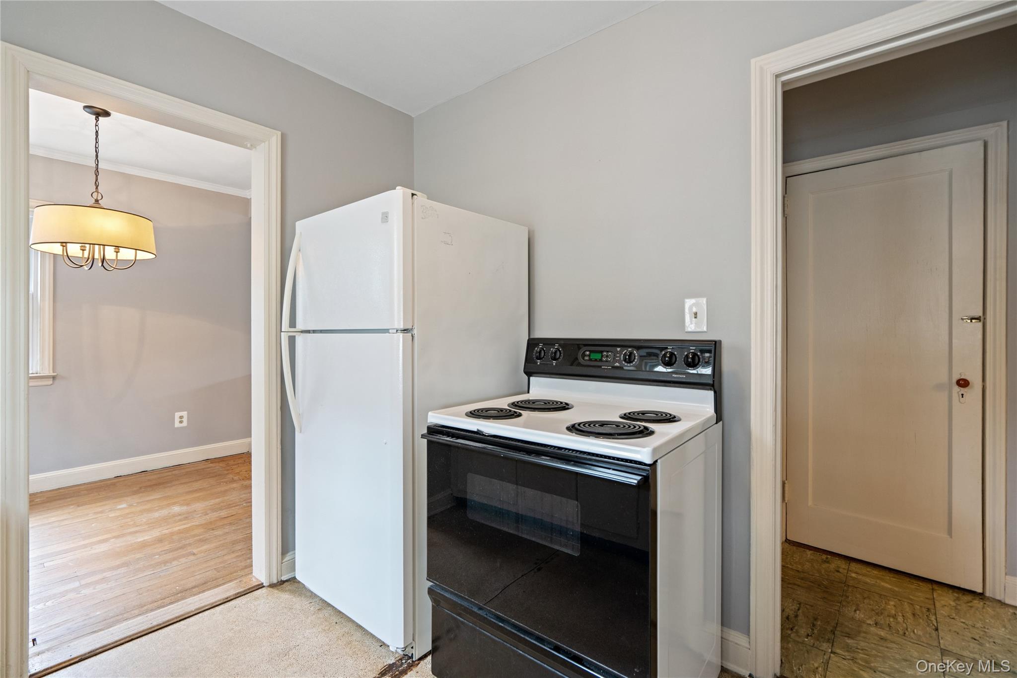 28 Redwood Road, New Hyde Park, NY 11040