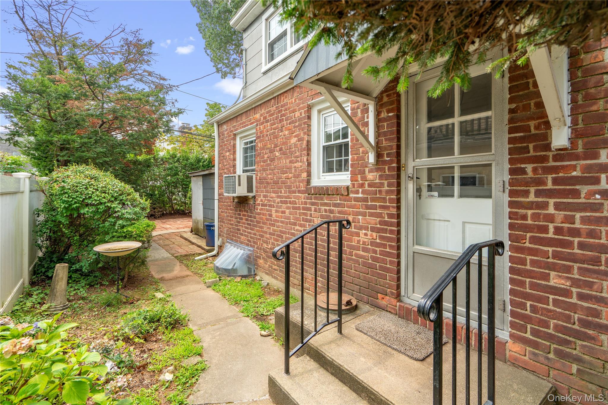 28 Redwood Road, New Hyde Park, NY 11040