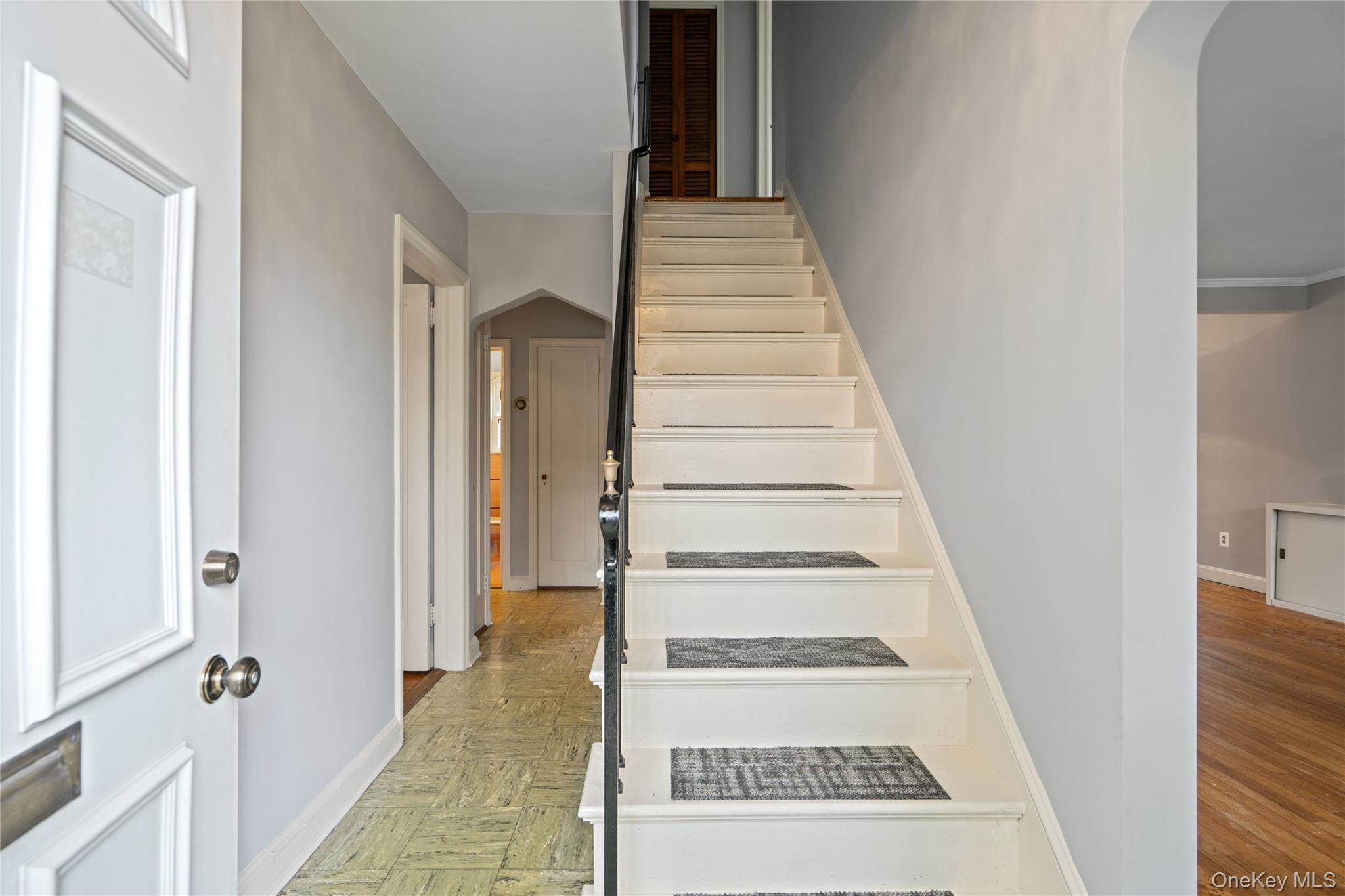 28 Redwood Road, New Hyde Park, NY 11040