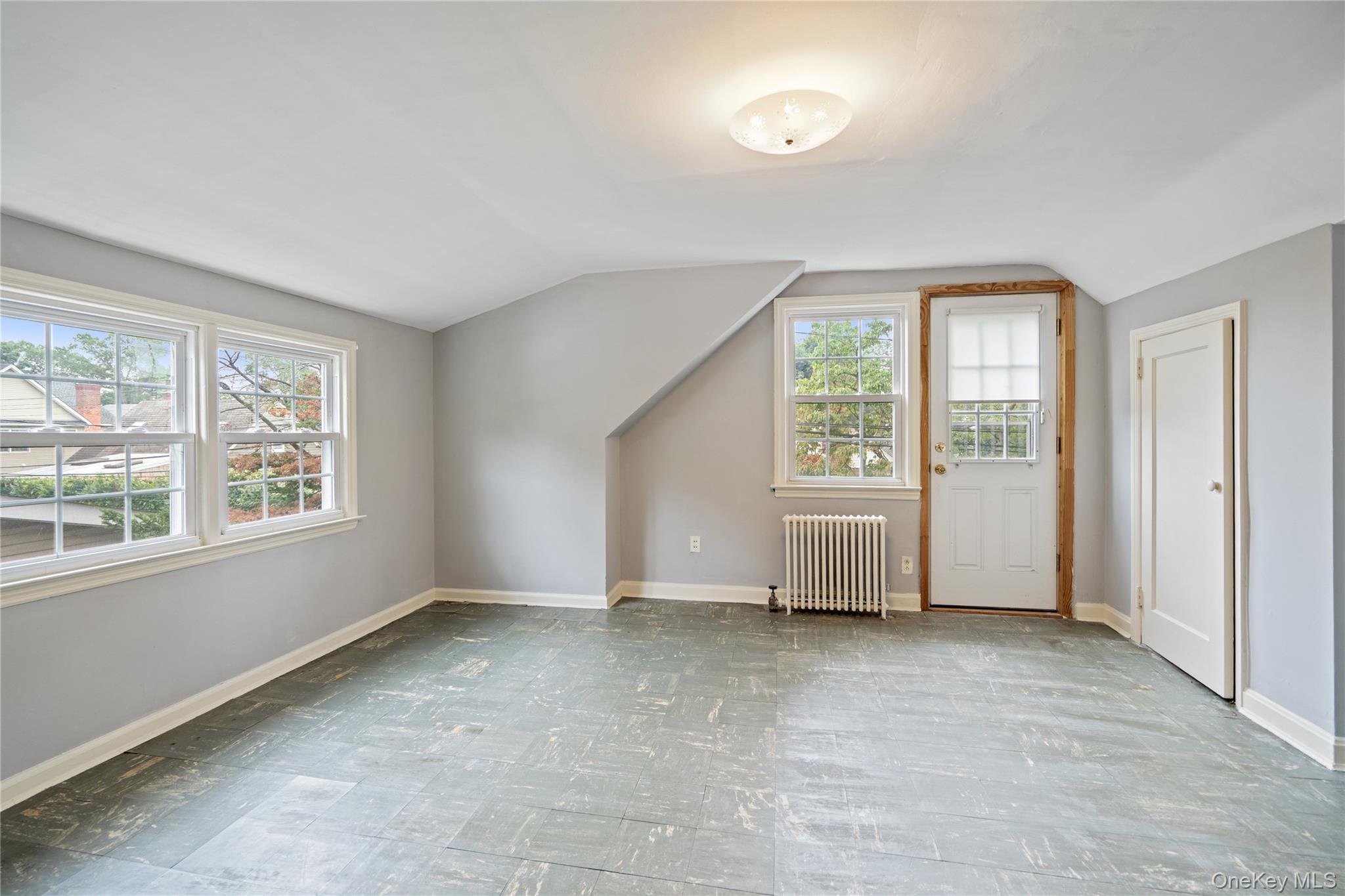 28 Redwood Road, New Hyde Park, NY 11040