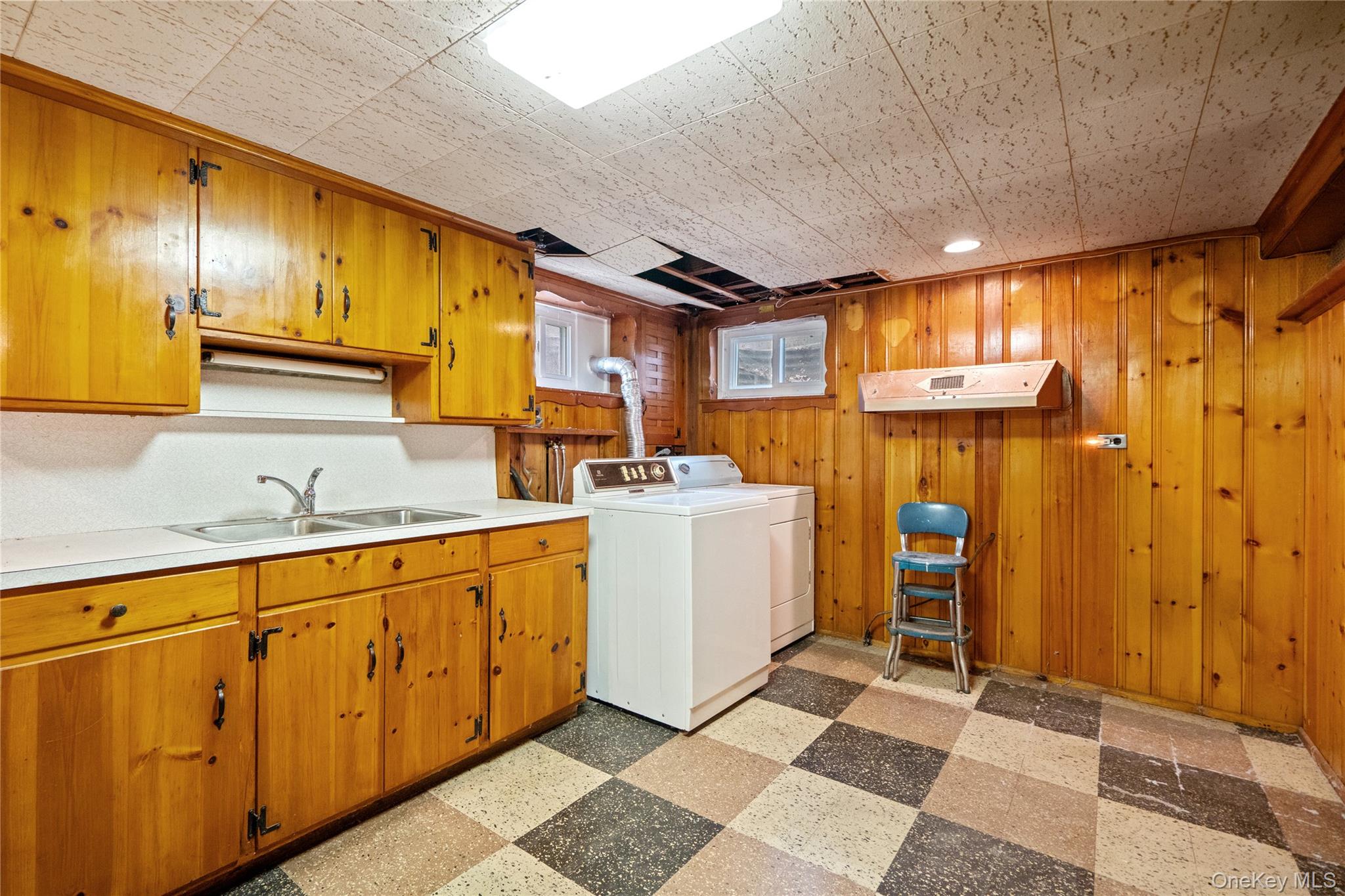 28 Redwood Road, New Hyde Park, NY 11040