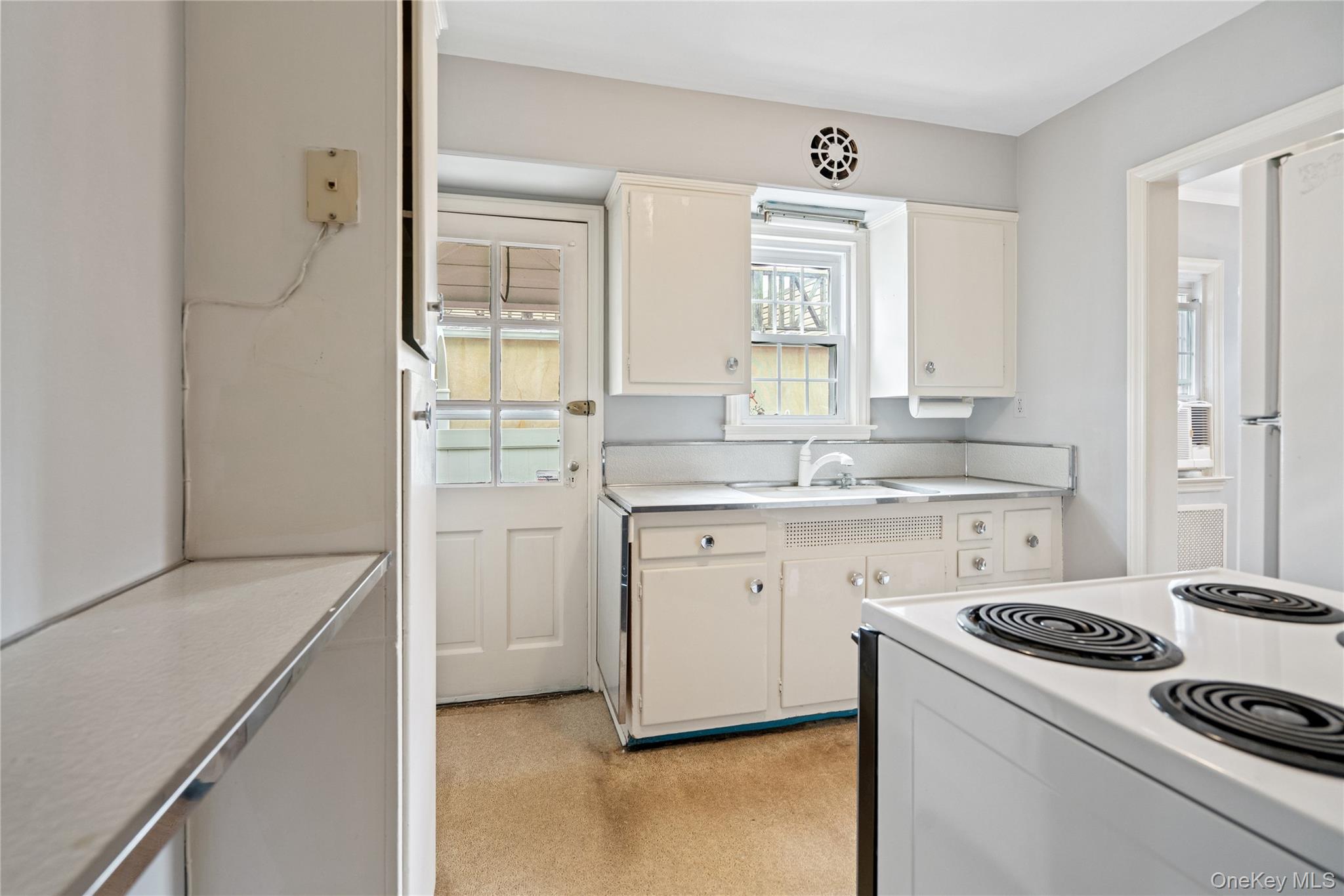 28 Redwood Road, New Hyde Park, NY 11040