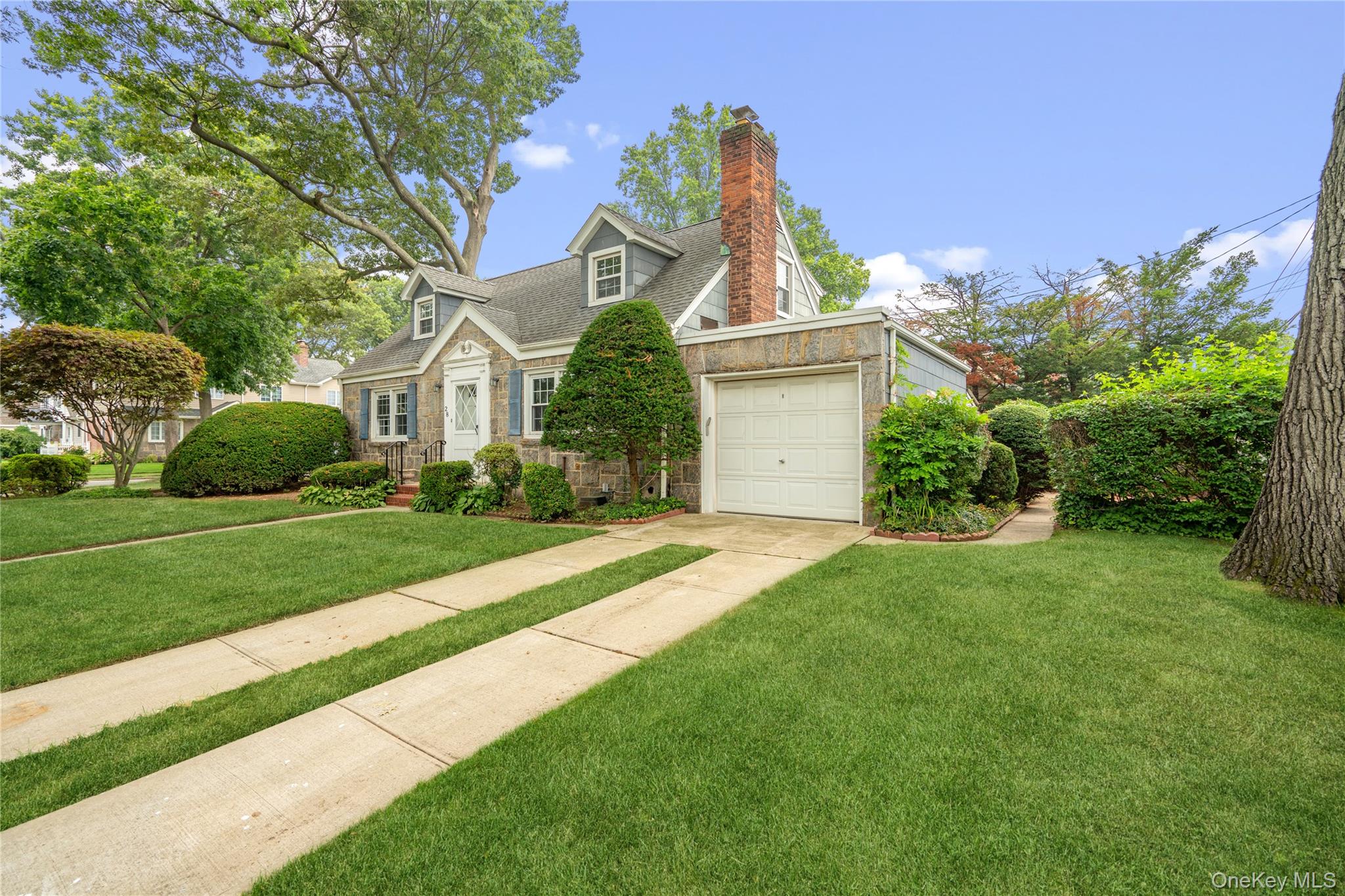 28 Redwood Road, New Hyde Park, NY 11040