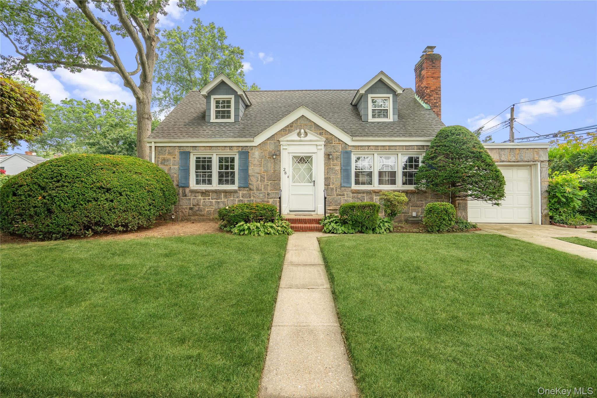 28 Redwood Road, New Hyde Park, NY 11040