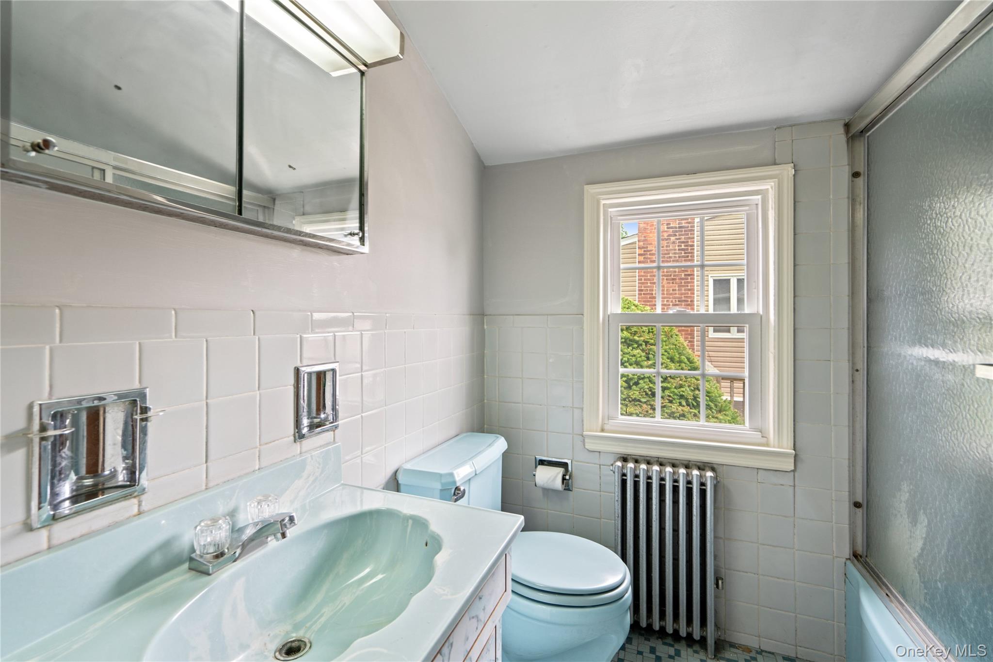 28 Redwood Road, New Hyde Park, NY 11040