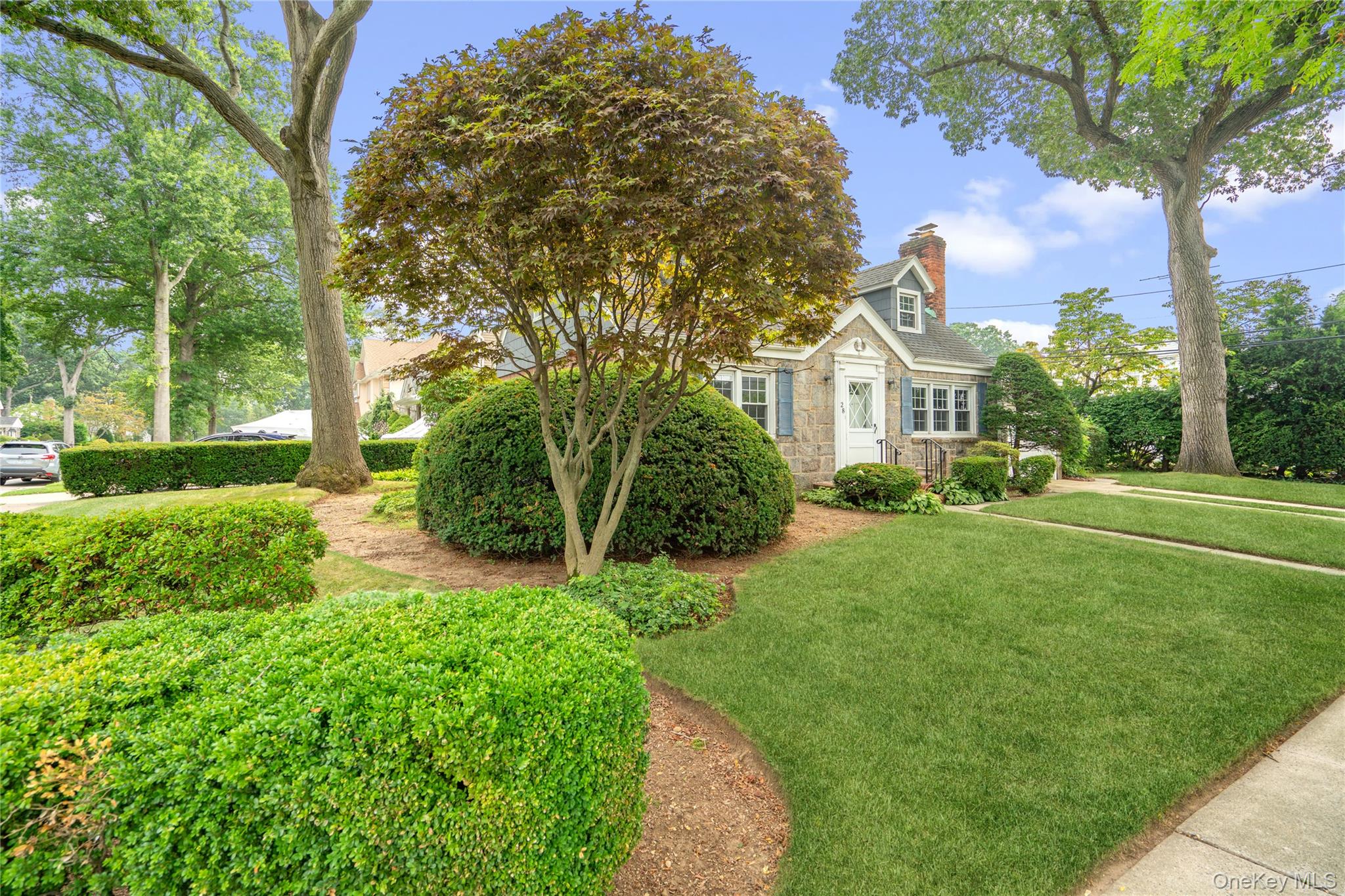 28 Redwood Road, New Hyde Park, NY 11040