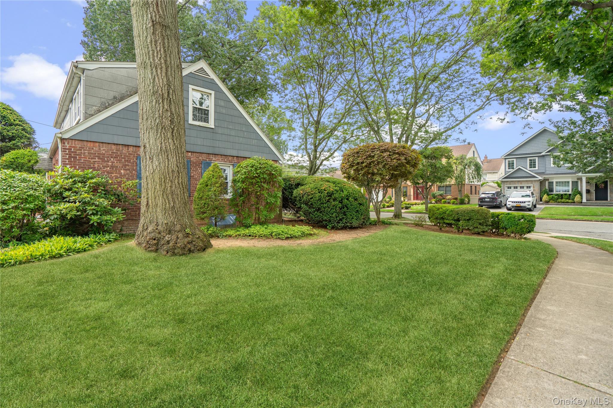 28 Redwood Road, New Hyde Park, NY 11040