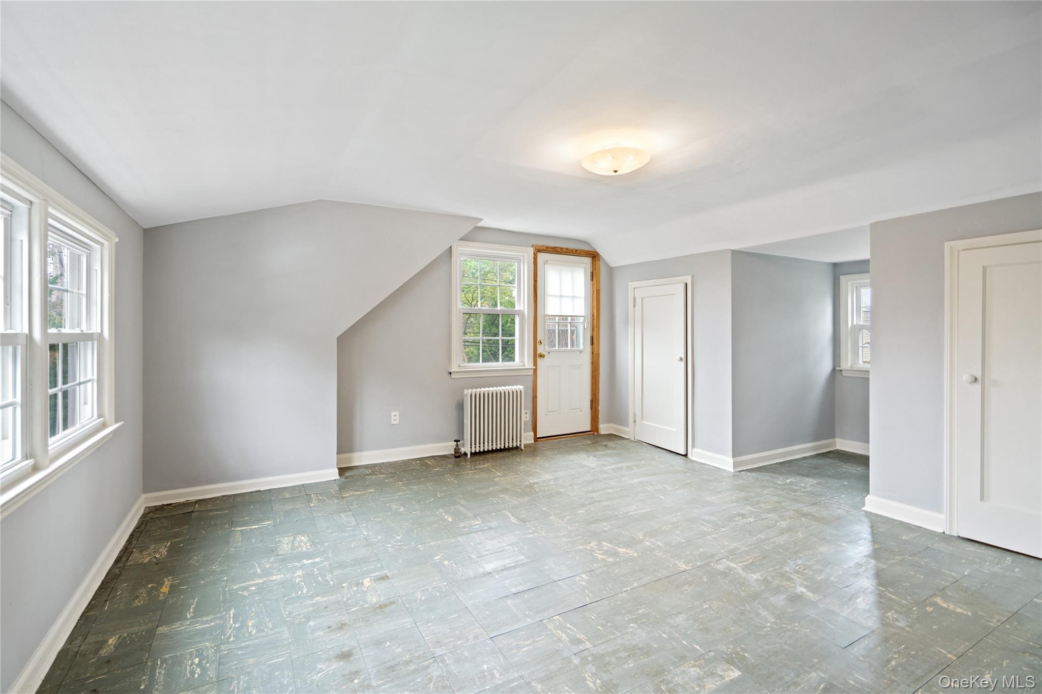 28 Redwood Road, New Hyde Park, NY 11040