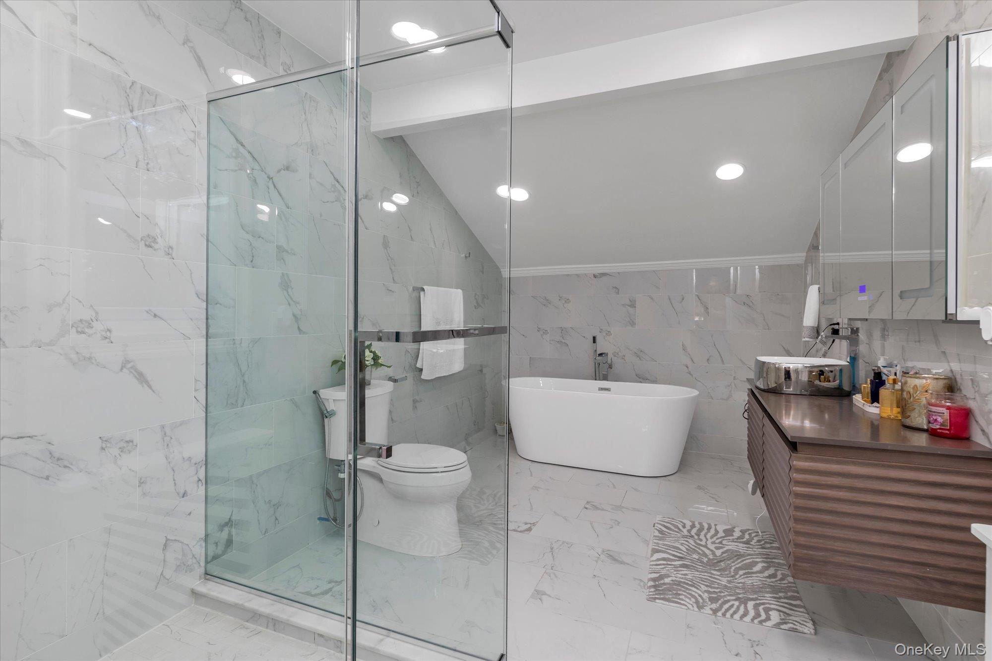 47 Pinewood Road, Roslyn, NY 11576