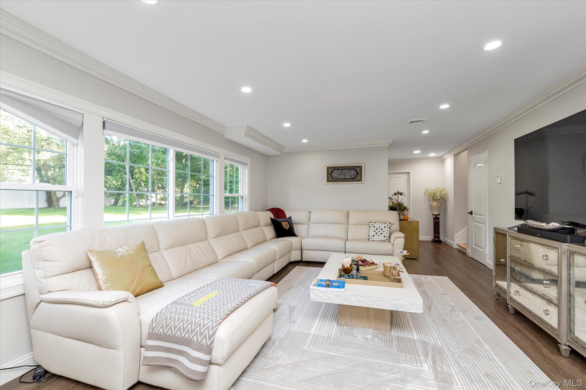 47 Pinewood Road, Roslyn, NY 11576