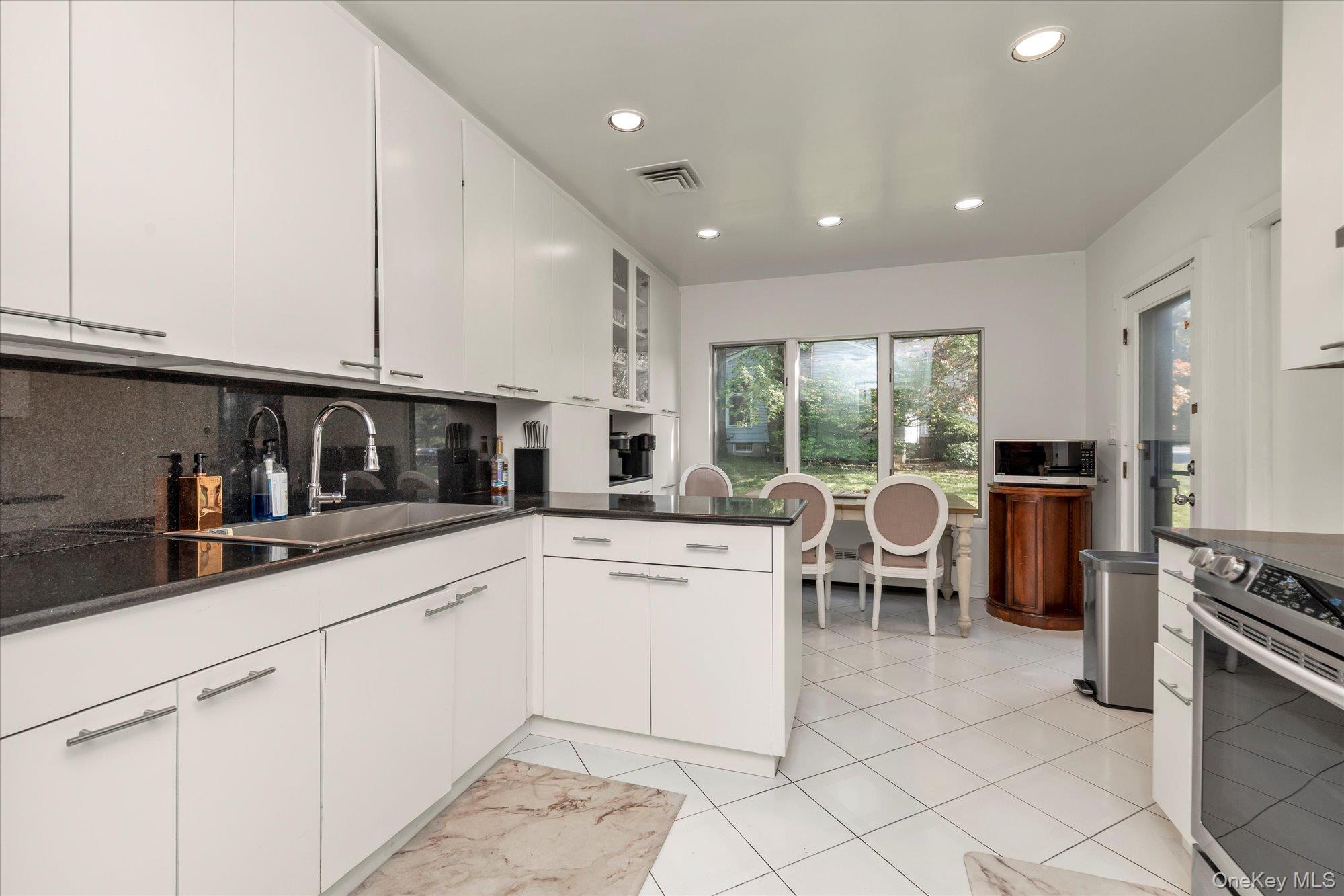 47 Pinewood Road, Roslyn, NY 11576