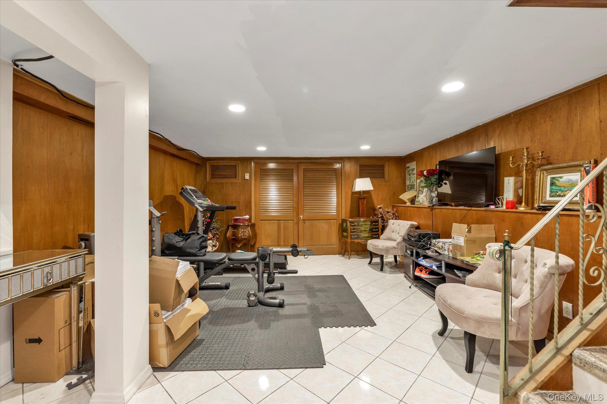 47 Pinewood Road, Roslyn, NY 11576