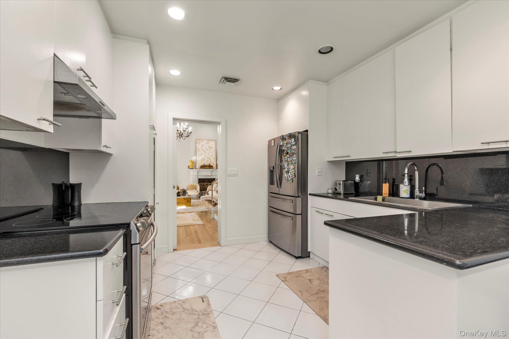 47 Pinewood Road, Roslyn, NY 11576