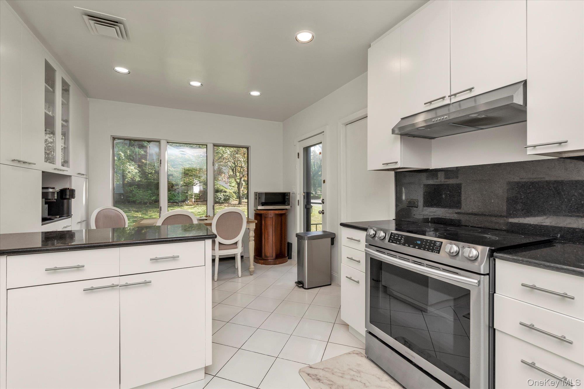 47 Pinewood Road, Roslyn, NY 11576