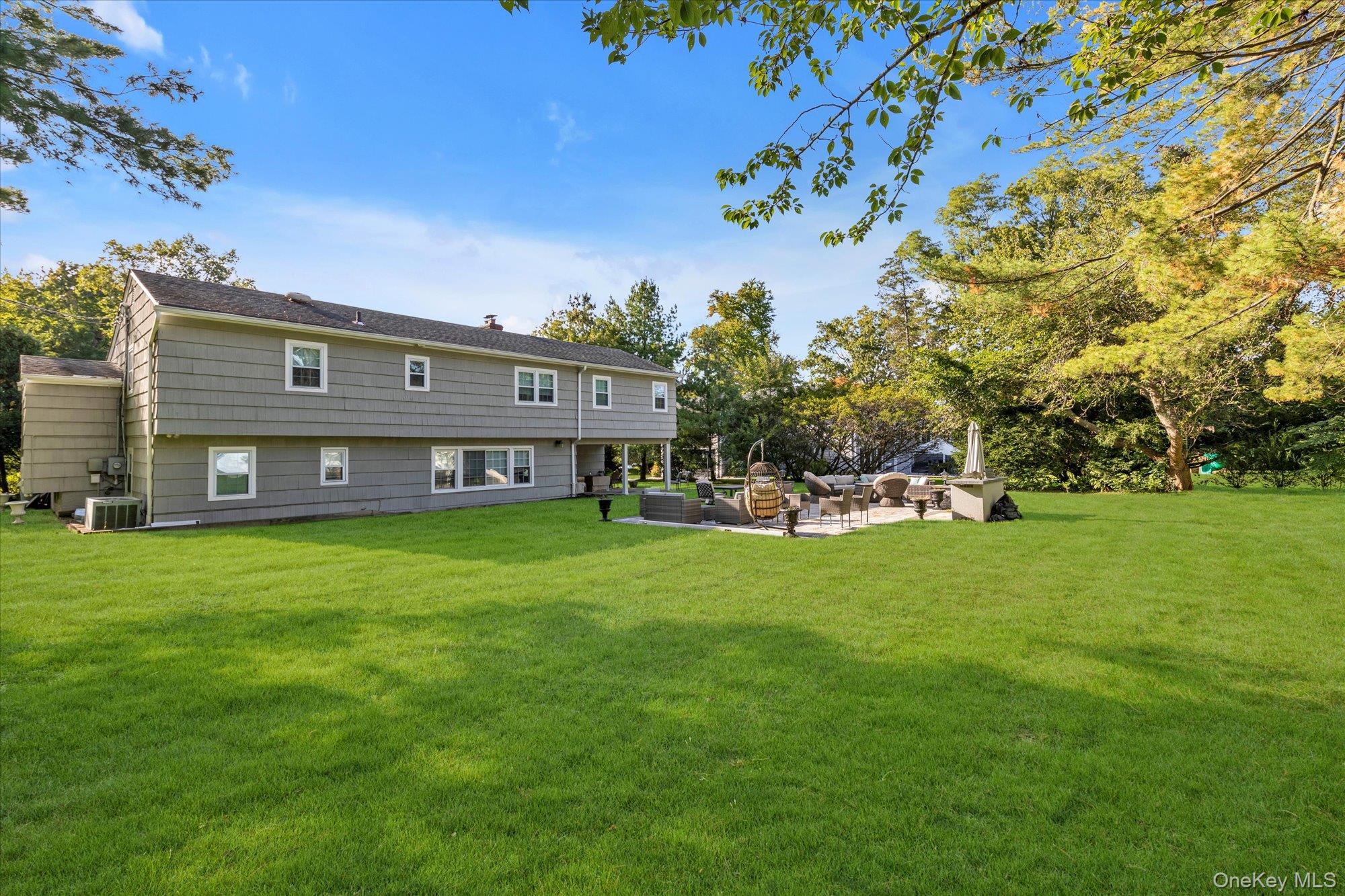 47 Pinewood Road, Roslyn, NY 11576