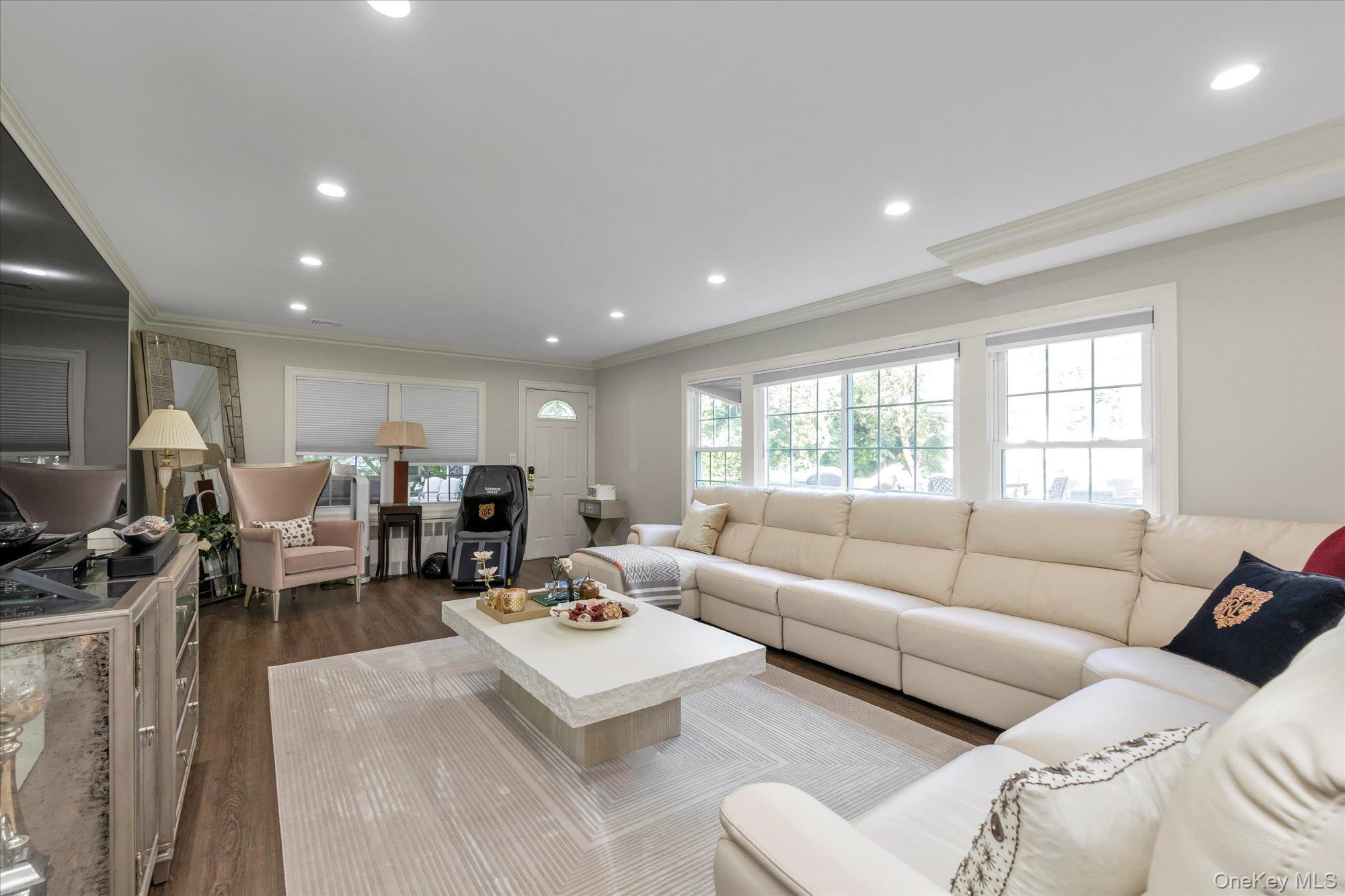 47 Pinewood Road, Roslyn, NY 11576