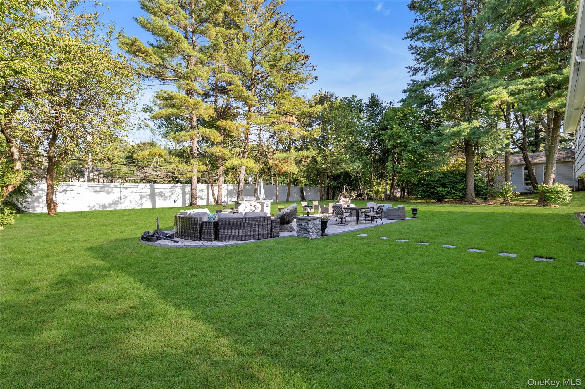 47 Pinewood Road, Roslyn, NY 11576