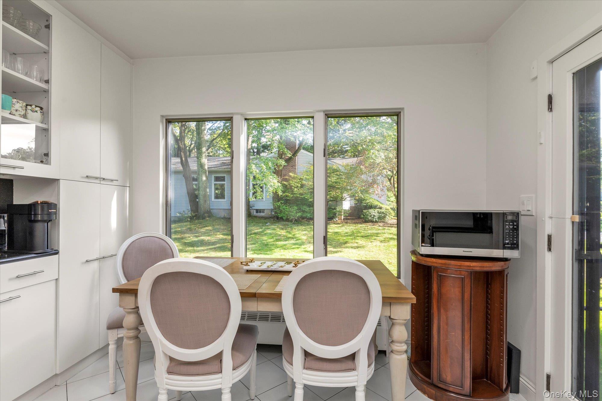 47 Pinewood Road, Roslyn, NY 11576