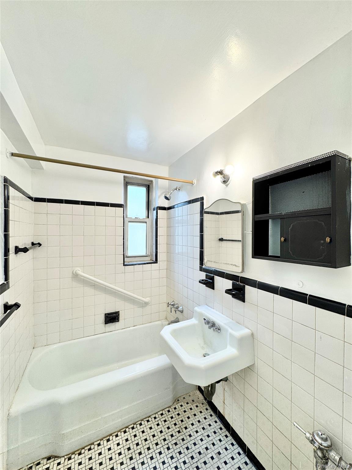 8337 Saint James Avenue # Unit 3S, Elmhurst, NY 11373