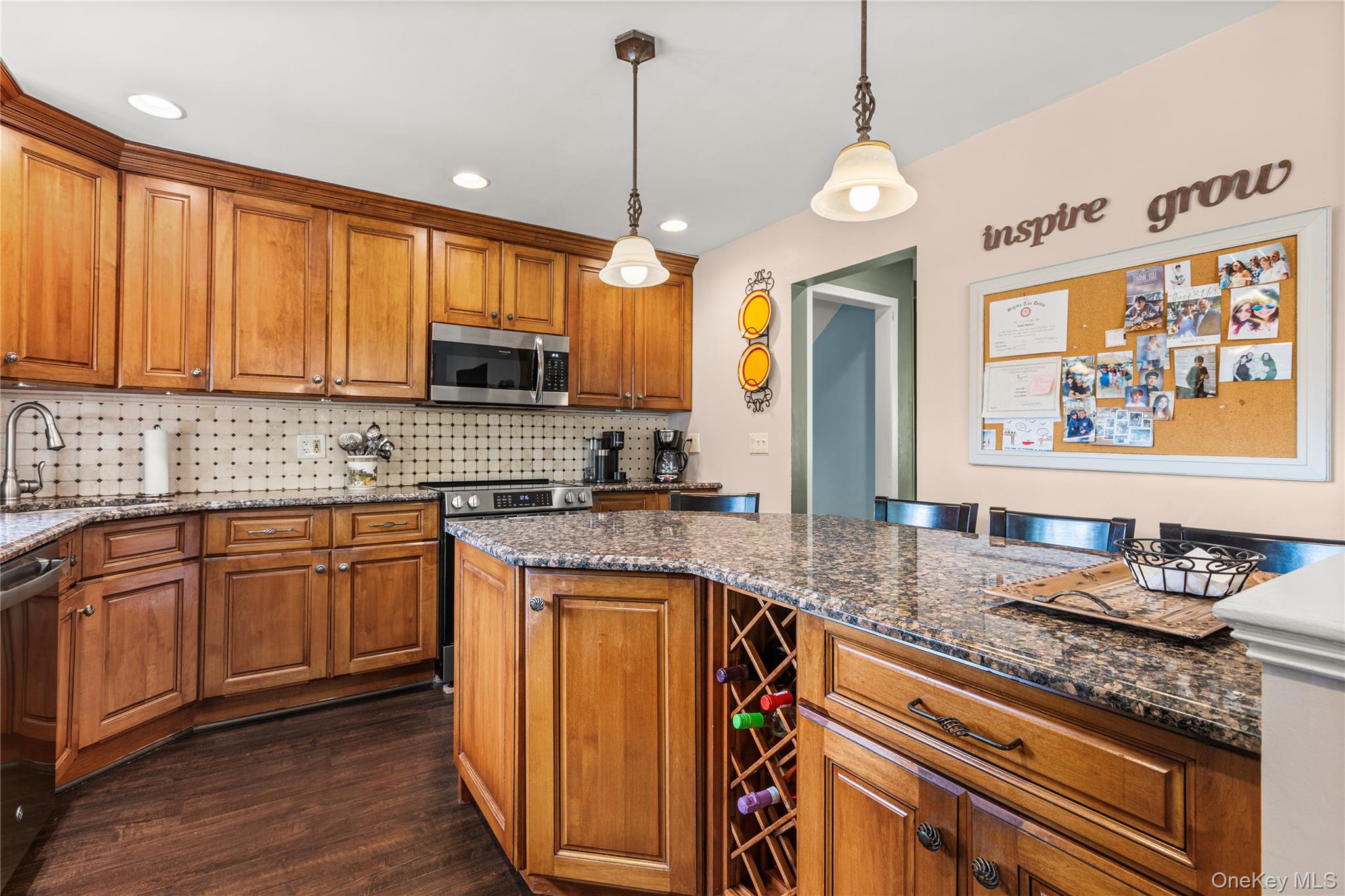 19 Gamecock Lane, Babylon, NY 11702