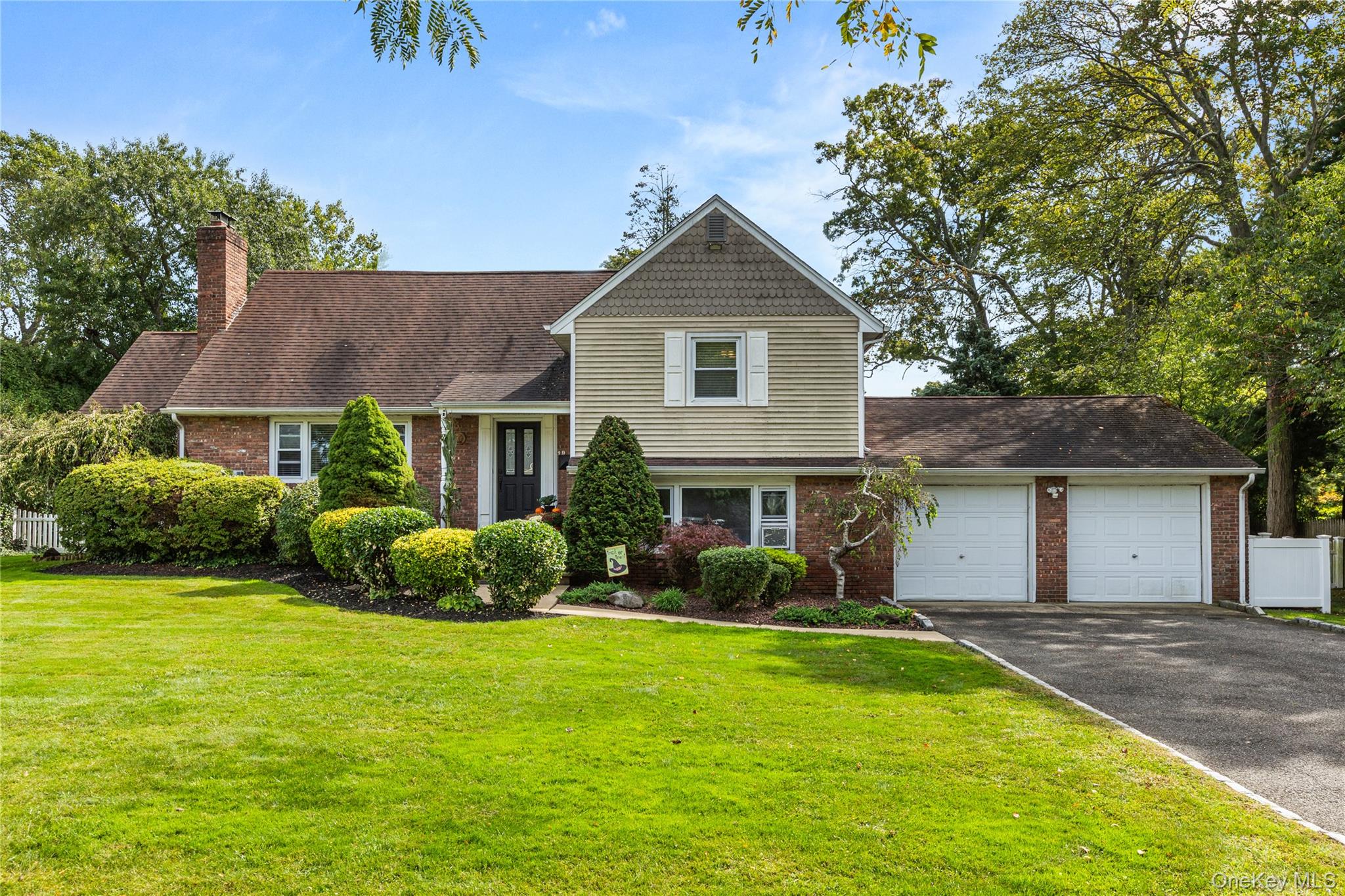 19 Gamecock Lane, Babylon, NY 11702