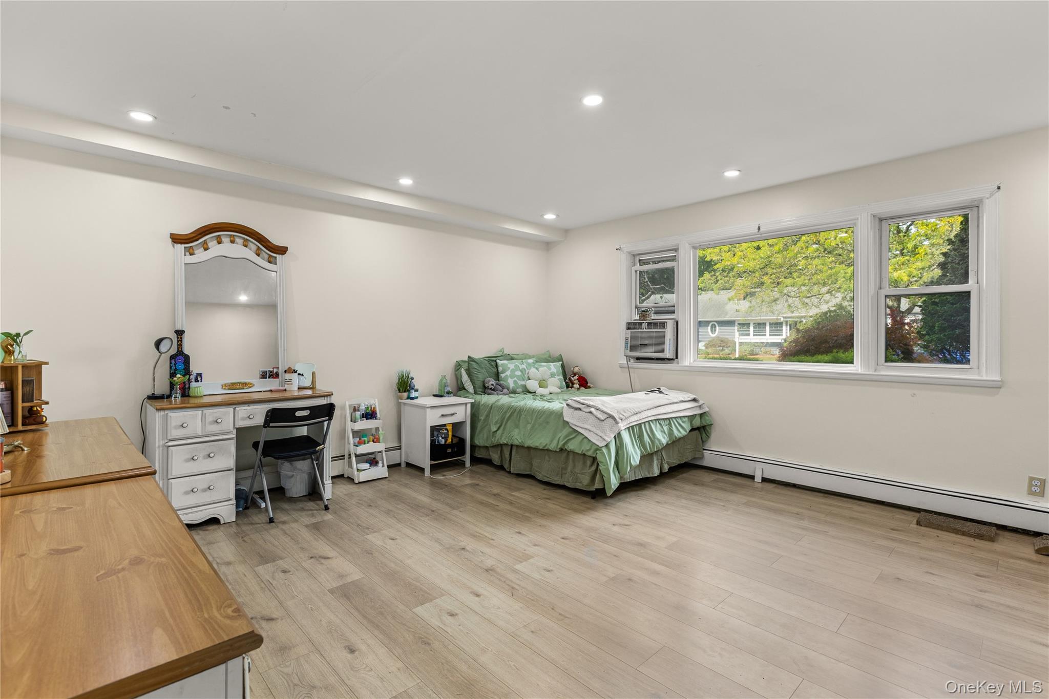 19 Gamecock Lane, Babylon, NY 11702