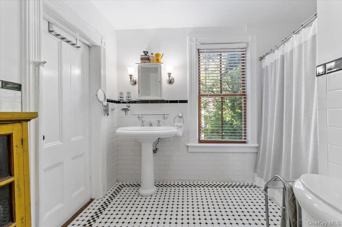 9 Maple Avenue, Sea Cliff, NY 11579