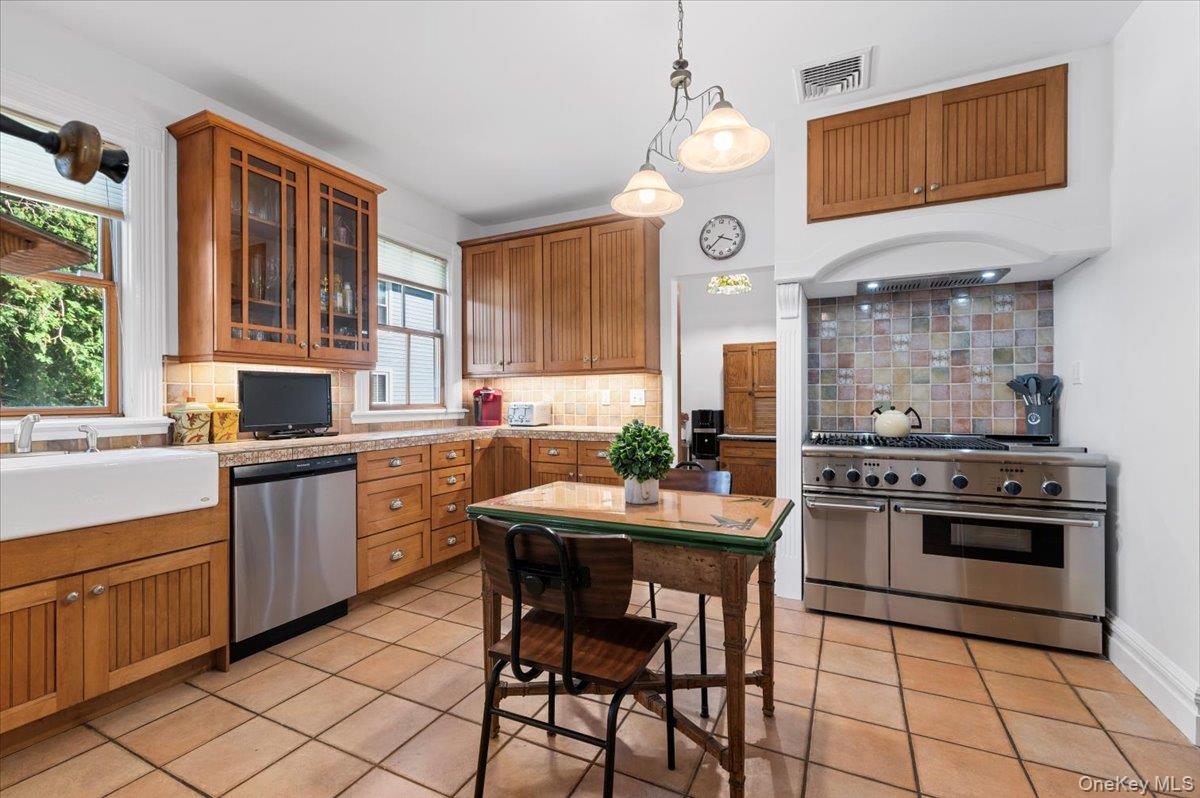 9 Maple Avenue, Sea Cliff, NY 11579