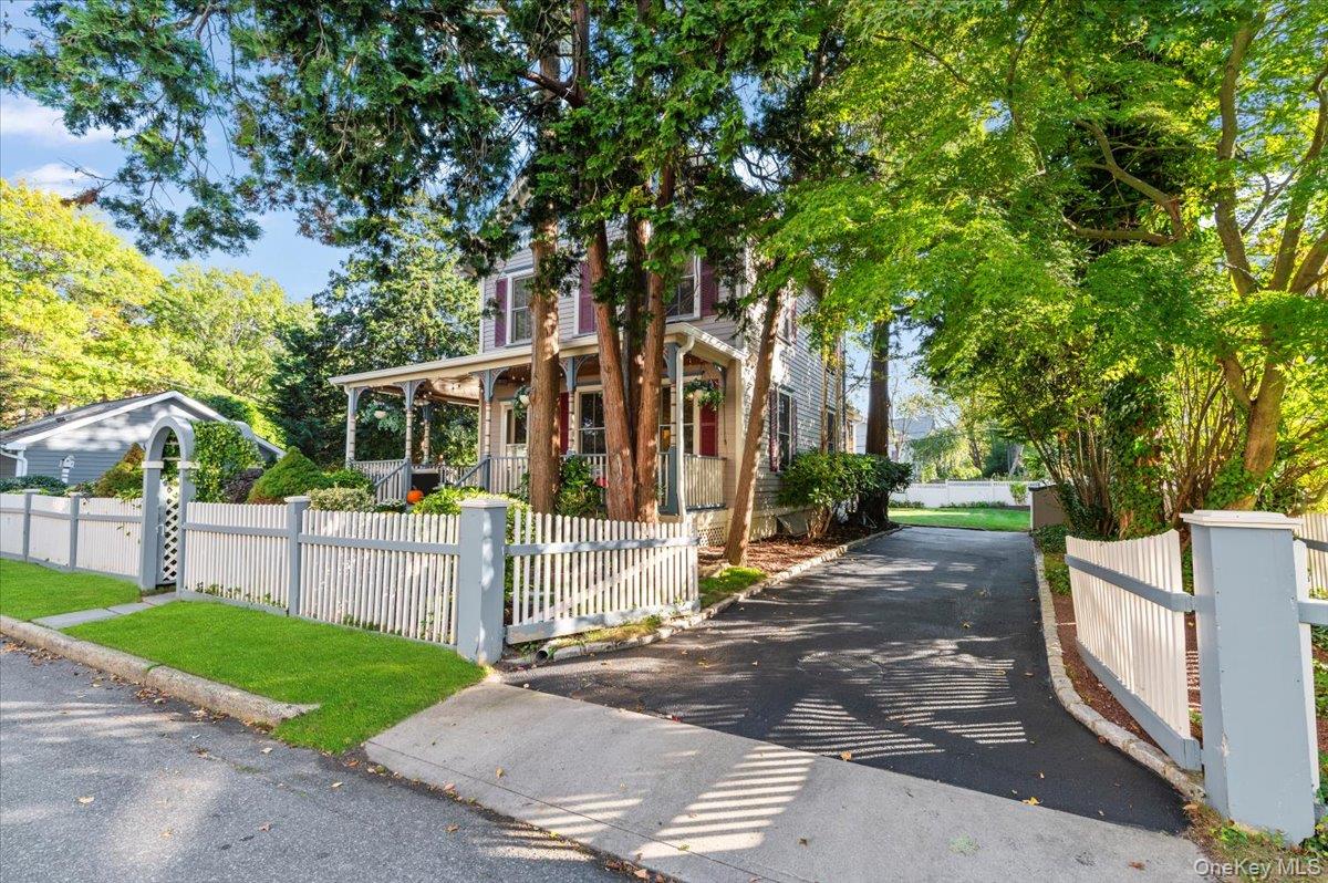 9 Maple Avenue, Sea Cliff, NY 11579