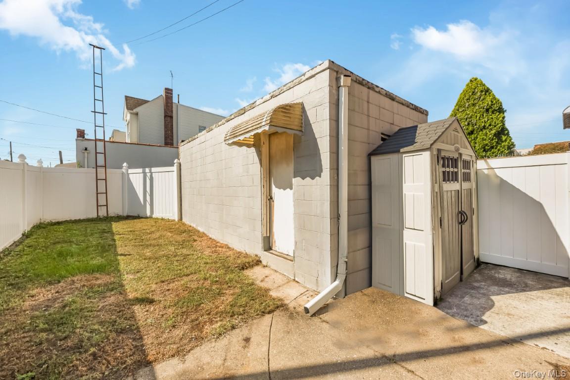 67-72 78th Street, Middle Village, NY 11379