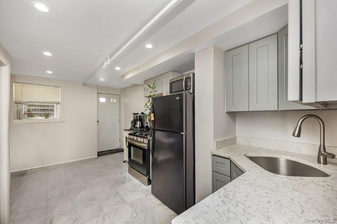 67-72 78th Street, Middle Village, NY 11379