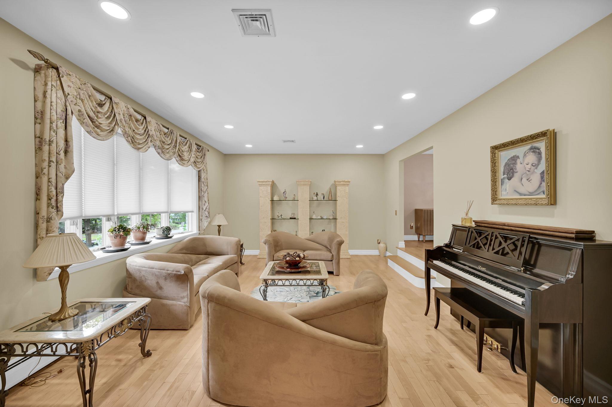 15 Ramapo Lane, Chestnut Ridge, NY 10952